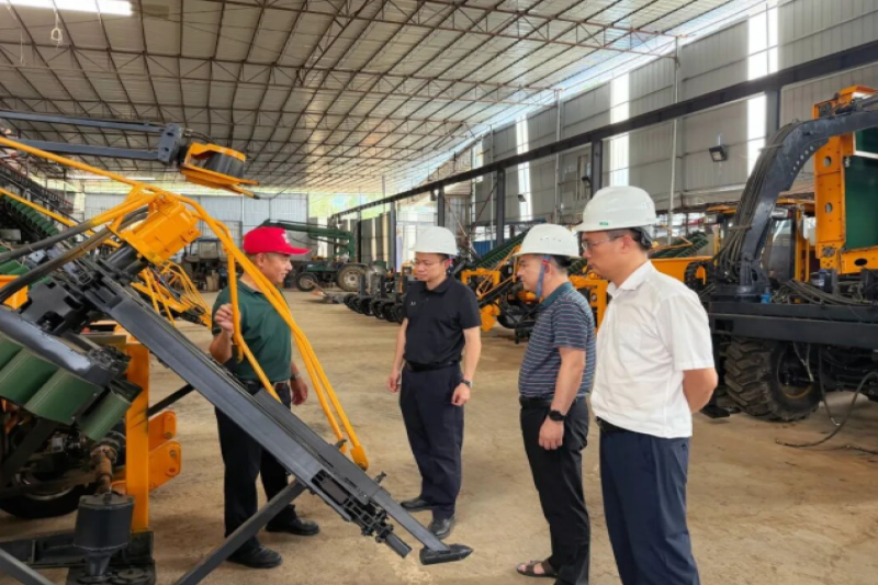 广西壮族自治区农机中心赴南宁市、柳州市开展甘蔗分步式机收机具研发生产服务指导工作