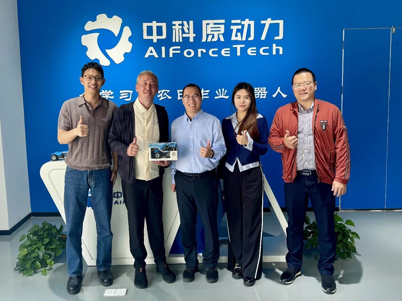 塞尔维亚总秘书处副秘书长一行到访中科原动力  共探智慧农业国际合作新机遇
